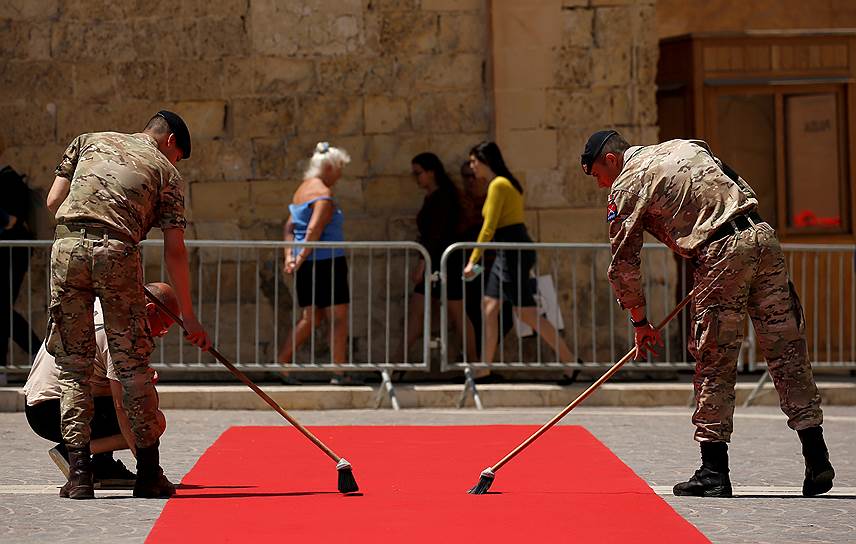 Валетта, Мальта. Солдаты подметают красную дорожку перед визитом премьер-министра Ливии Файеза Сараджа