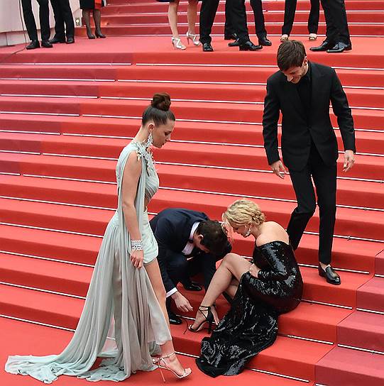 Бельгийская актриса Виржини Эфира (вторая справа) и французская актриса Адель Экзаркопулос (слева) на красной дорожке перед премьерой фильма Жюстин Трие «Соблазн»
