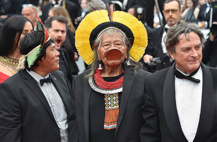 Вождь индейского племени Каяпо Раони Метуктире (в центре) на красной дорожке перед показом фильма Жюстины Трие «Соблазн»