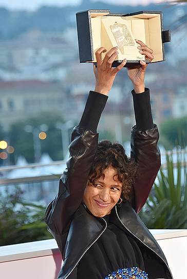 Французский режиссер Мати Диоп, получившая Гран-при за фильм «Атлантика», на фотосессии победителей в рамках церемонии закрытия кинофестиваля