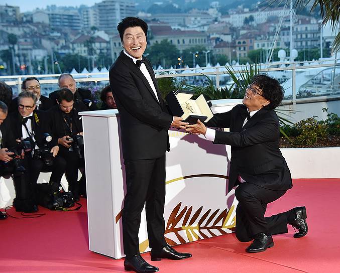 Южнокорейские актер Сон Кан-хо (слева) и режиссер Пон Джун-хо, получивший «Золотую пальмовую ветвь» за фильм «Паразиты», на фотосессии победителей в рамках церемонии закрытия кинофестиваля