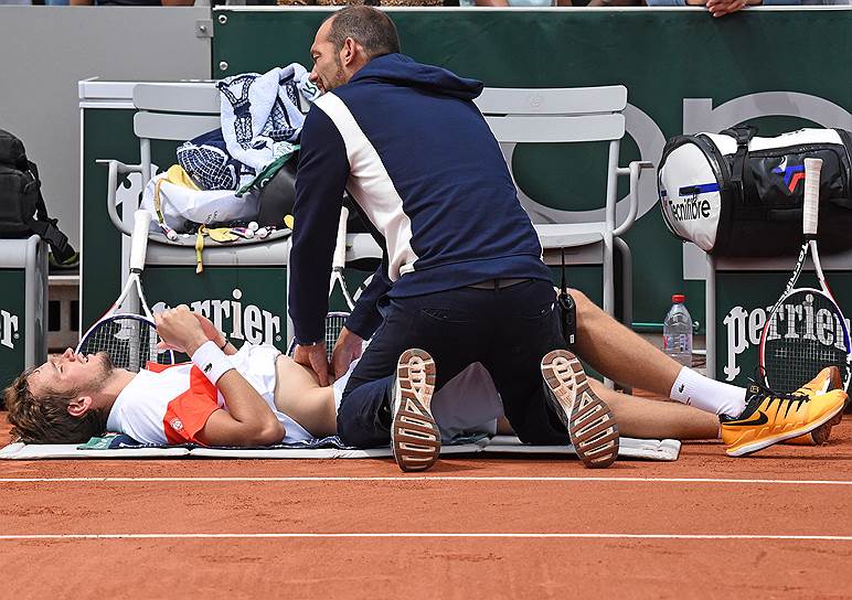 Париж, Франция. Российский теннисист Даниил Медведев (слева) во время Открытого чемпионата Франции по теннису 