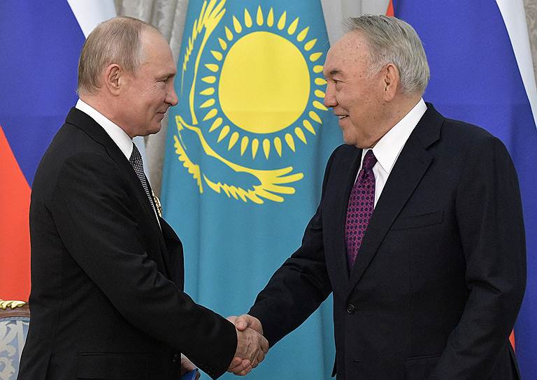 Президент России Владимир Путин (слева) и бывший президент Казахстана Нурсултан Назарбаев