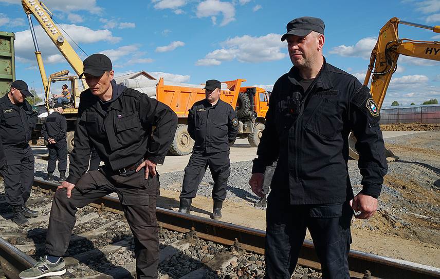 Сотрудники московского ЧОПа во время охраны места строительства мусорного полигона
