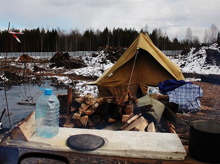 Палатка в лагере жителей, протестующих против строительства полигона