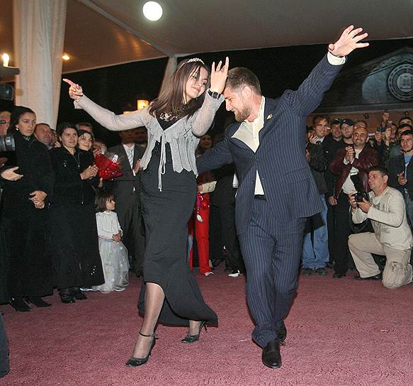 2006 год. Председатель правительства Чечни Рамзан Кадыров и победительница конкурса «Краса Чечни — 2006» Замира Джабраилова