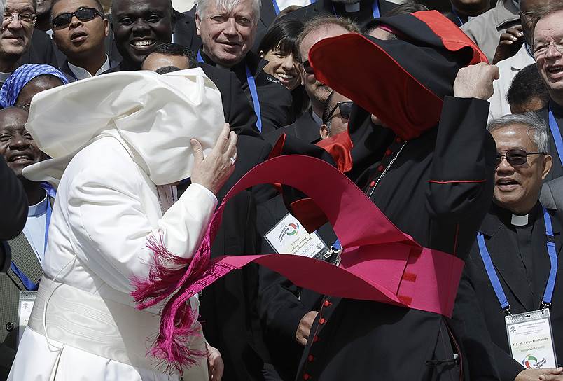 Ватикан. Папа римский Франциск (слева) во время еженедельной общей аудиенции на площади Святого Петра 
