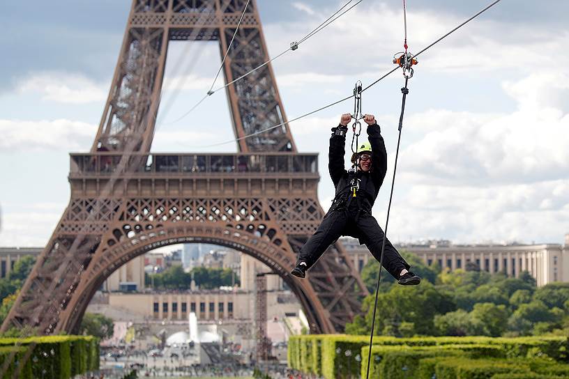 Париж, Франция. Спуск на тросе со второго яруса Эйфелевой башни на высоте 115 метров