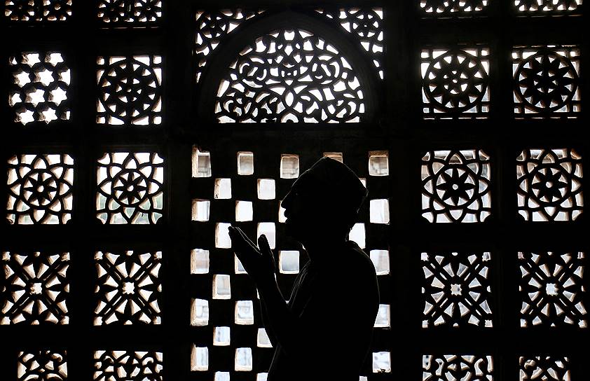 Ахмедабад, Индия. Молитва во время священного для мусульман месяца поста рамадан