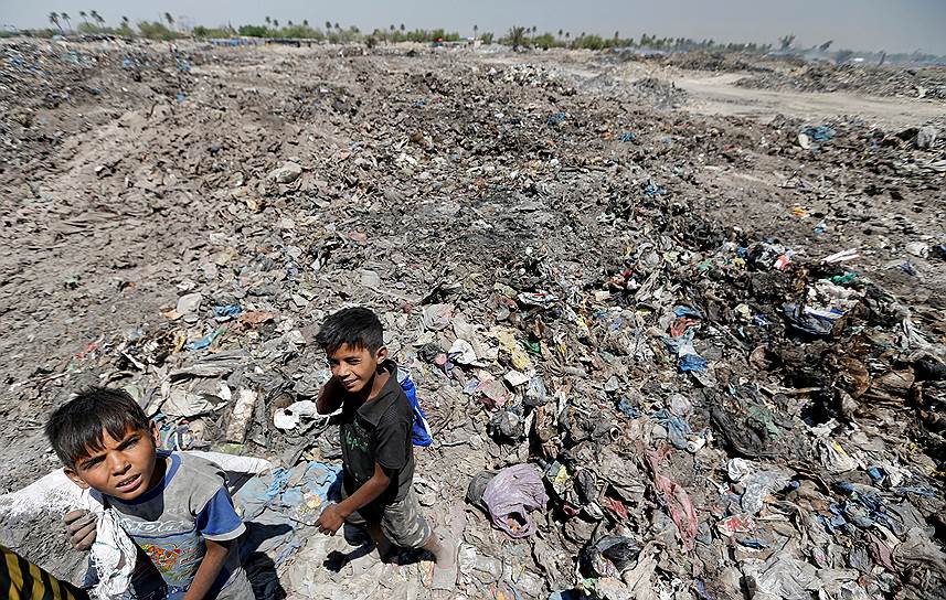 Багдад, Ирак. Дети копаются в мусоре на свалке