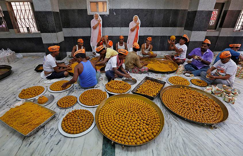 Калькутта, Индия. Сторонники премьер-министра Нарендры Моди делают сладости, чтобы отпраздновать его переизбрание