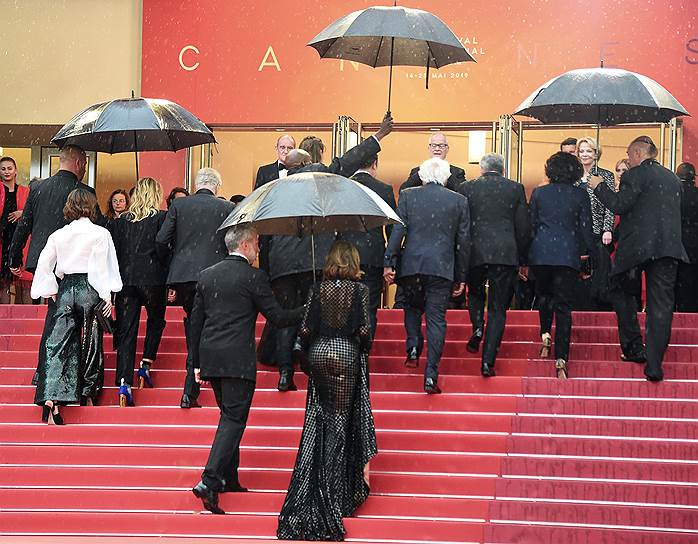 18 мая, Канн, Франция. Гости 72-го Каннского международного кинофестиваля на красной дорожке перед показом фильма режиссера Клода Лелуша «Лучшие годы жизни»