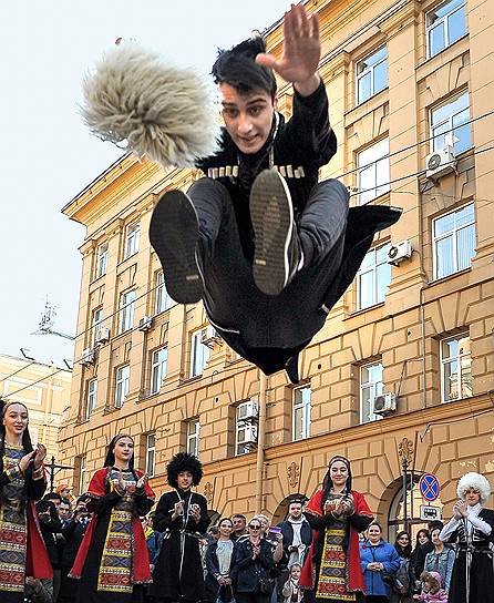9 мая, Санкт-Петербург. Участник музыкально-патриотической акции «Народный хор» у Казанского собора  