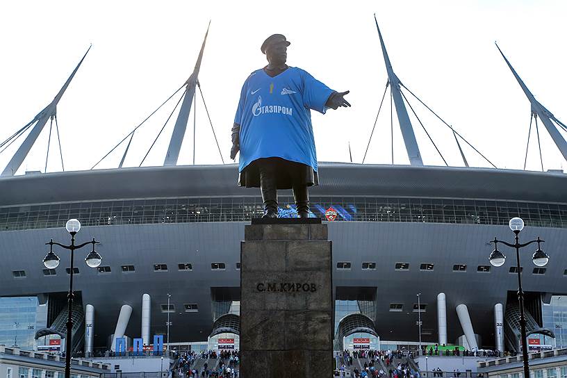 12 мая, Санкт-Петербург. Памятник революционеру Сергею Кирову, одетый в футбольную майку клуба «Зенит», на площади у стадиона «Газпром-арена»