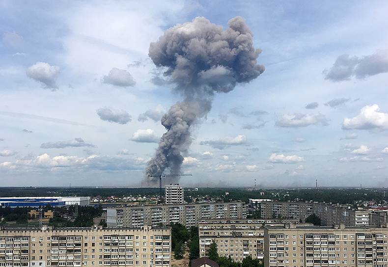 Информация о взрыве на территории оборонного завода «Кристалл» в Нижегородской области поступила в 11:50 по местному времени (совпадает с московским). Местные жители выкладывали в социальные сети видео с огромным столбом дыма, который поднимался над городом