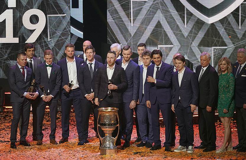 Команда клуба ЦСКА во время церемонии с кубком победителя на церемонии закрытия 11-го сезона Континентальной хоккейной лиги