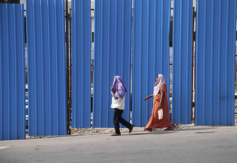 Хайдарабад, Индия. Пешеходы пытаются спастись от жары