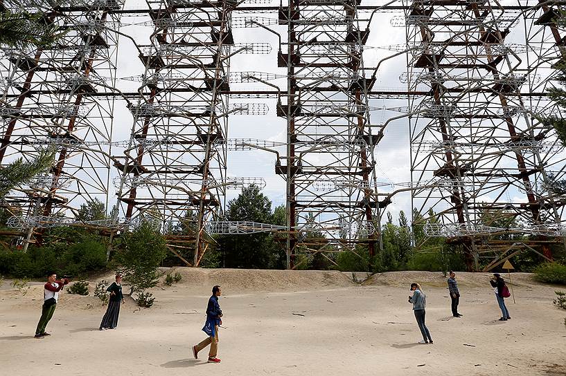 Чернобыль, Украина. Посетители около бывшей радиолокационной системы «Дуга» в районе ЧАЭС