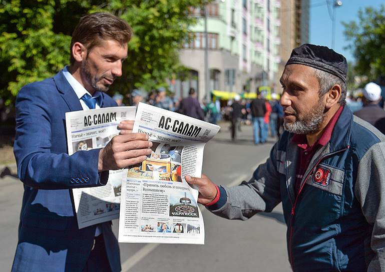 Распространитель газеты «Ас-Салам» возле Исторической мечети в Москве