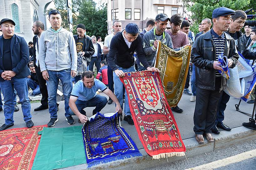 Верующие во время намаза у Московской соборной мечети 