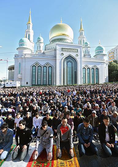 Верующие во время намаза у Московской соборной мечети 
