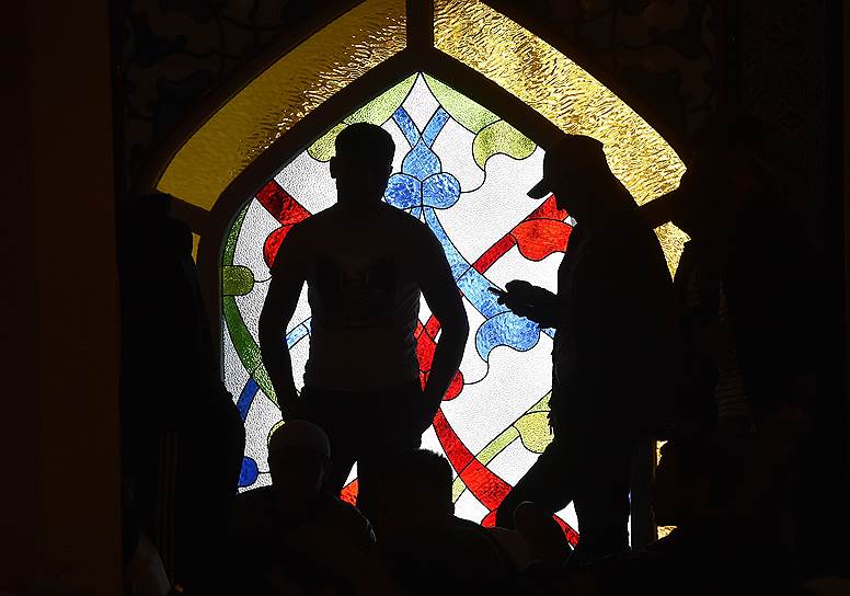 Верующие во время намаза в Московской соборной мечети 