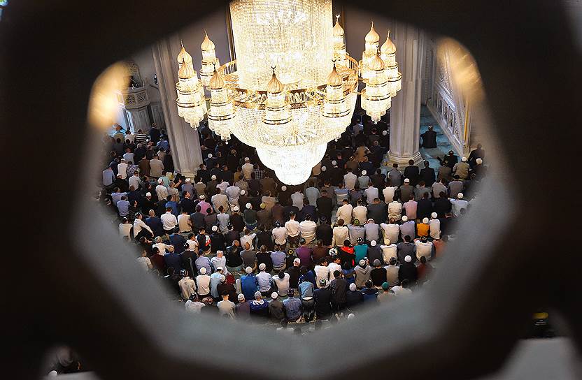 Верующие во время намаза в Московской соборной мечети 