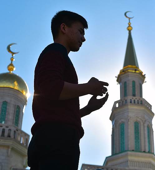 Верующий во время намаза у Московской соборной мечети 