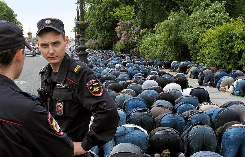 Сотрудники полиции охраняют общественный порядок во время намаза в Санкт-Петербурге