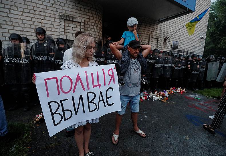 Участники акций протеста на Украине потребовали наказания не только непосредственно виновных в смерти Кирилла Тлявова, но и главы МВД Арсена Авакова