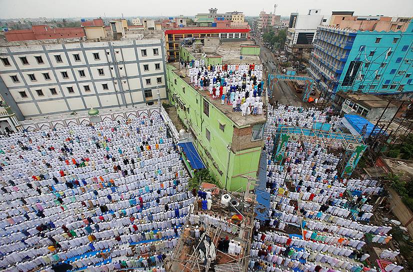 Калькутта, Индия. Мусульмане совершают молитвы, посвященные окончанию священного месяца рамадан