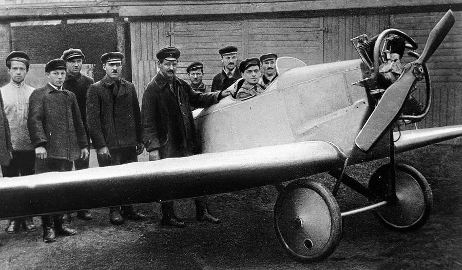 Авиаконструктор Андрей Туполев (пятый слева) у своего первого самолета, 1923 год