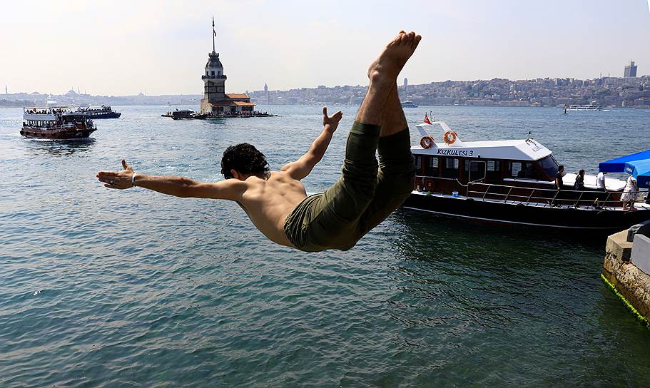 Стамбул, Турция. Прыжок в Босфорский пролив