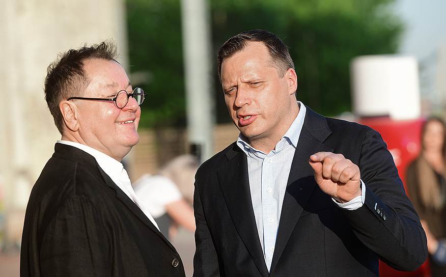 Вице-президент холдинга «Адамант» Михаил Баженов (слева) во время церемонии