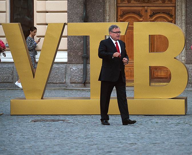 Президент — председатель правления ВТБ Андрей Костин перед началом приема ВТБ в Государственной хоровой капелле