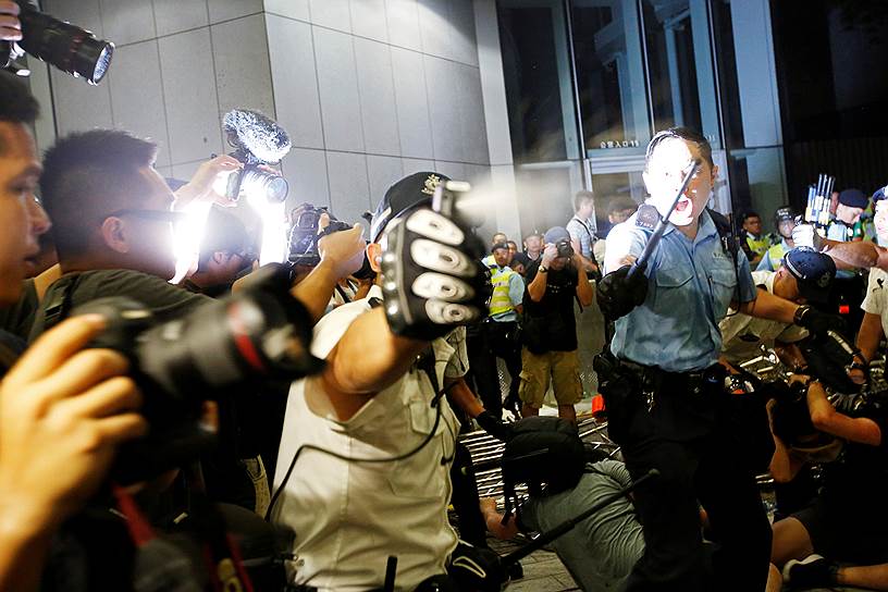 Гонконг. Распыление перцового газа во время акции против соглашения об экстрадиции с Китаем