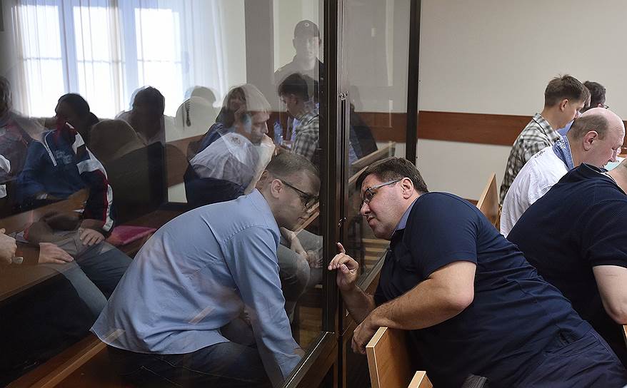Обвиняемый по делу движения «Новое величие» Вячеслав Крюков (слева)