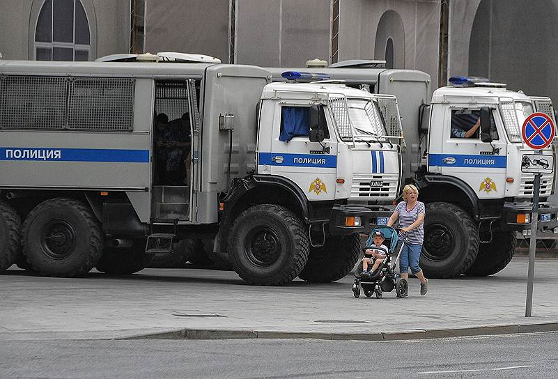 Автозаки во время акции на Чистых прудах