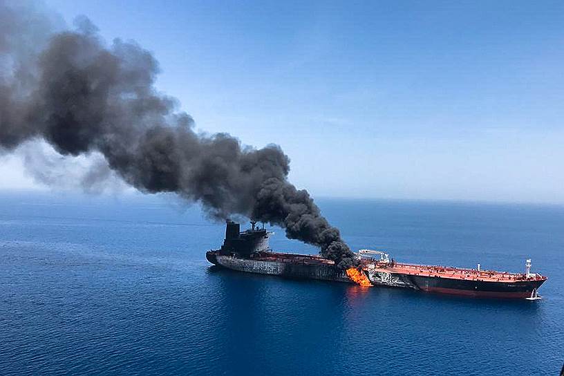 Оман. Нефтяной танкер после нападения в Оманском заливе