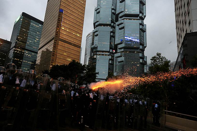 Гонконг, Китай. Полицейские применяют слезоточивый газ против демонстрантов