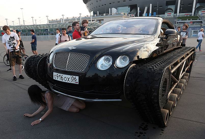 Санкт-Петербург, Россия. Женщина позирует возле модернизированного Bentley Continental GT