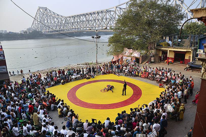 Амит Мулик, Индия. Бойцовский поединок на красно-желтом ковре. Номинация «Спорт, одиночные фотографии»