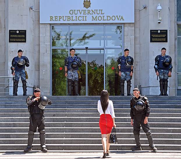Кишинев, Республика Молдова. Сотрудники полиции у здания правительства республики