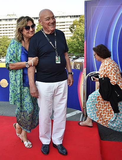 Телеведущий Владимир Познер с женой, продюсером Надеждой Соловьевой перед премьерой фильма «Троица» на кинофестивале «Кинотавр»