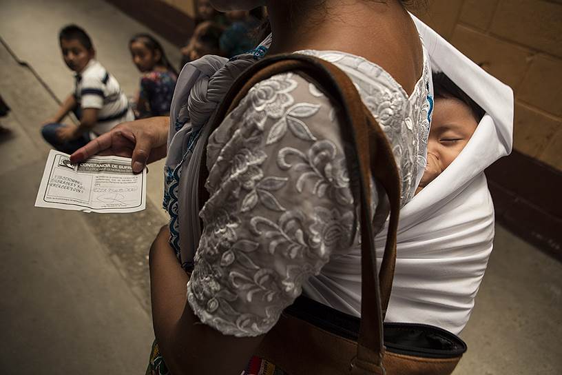 Гватемала, Гватемала. Женщина держит бланк, подтверждающий, что она проголосовала на выборах
