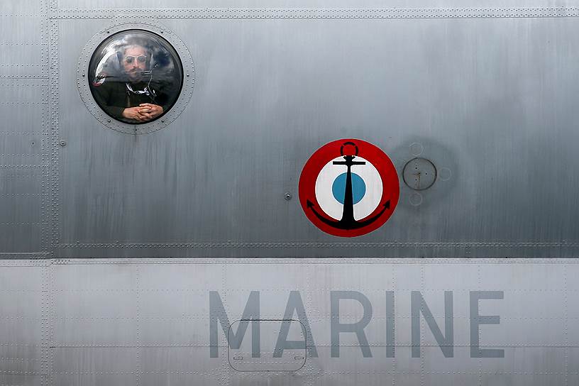 Член экипажа военно-морского флота Франции в иллюминаторе Breguet Atlantic  — самолета ВМС дальнего радиуса действия, принятого на вооружение стран НАТО в 1964 году