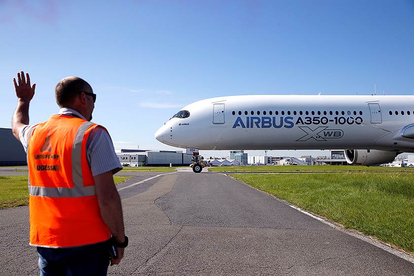 Пассажирский широкофюзеляжный самолет Airbus A350-1000 на выставке в Ле-Бурже