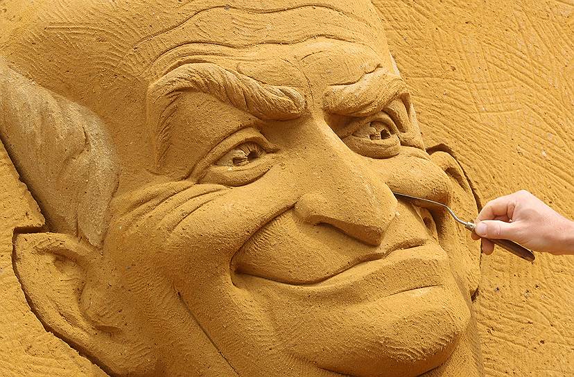 Остенде, Бельгия. Мастер работает над скульптурой, изображающей французского актера Луи де Фюнеса