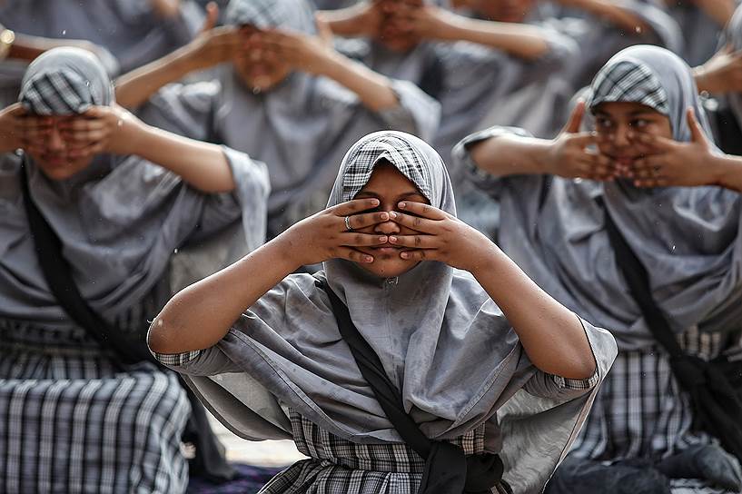 Ахмадабад, Индия. Мусульмане на уроке йоги в преддверии Международного дня йоги