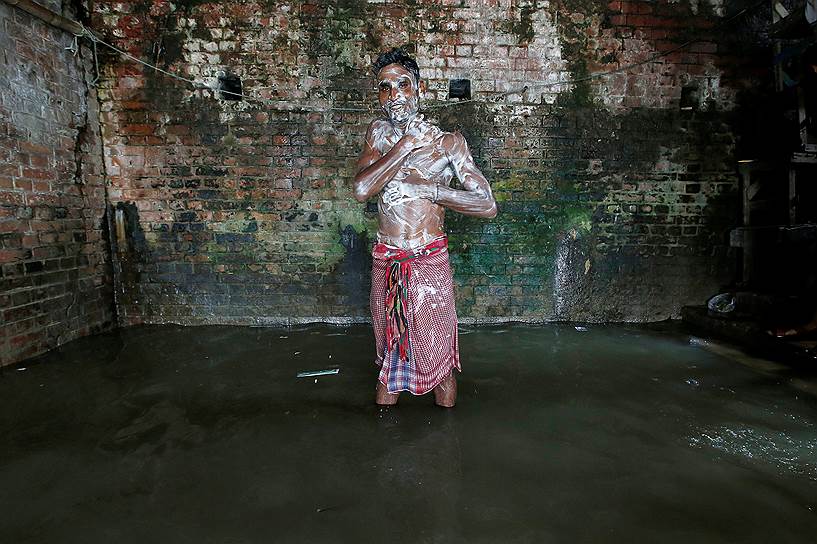 Ховрах, Индия. Мужчина моется в реке Ганг